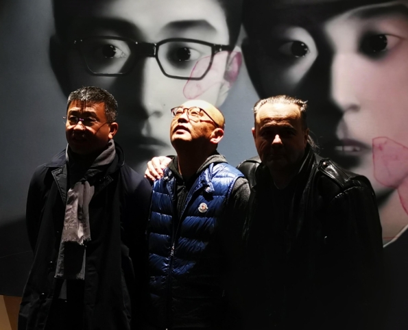 艺术家张晓刚与雅昌文化集团总裁万捷先生（左）、Artprice 首席执行官 thierry Ehrmann（右）一起在他的工作室里。